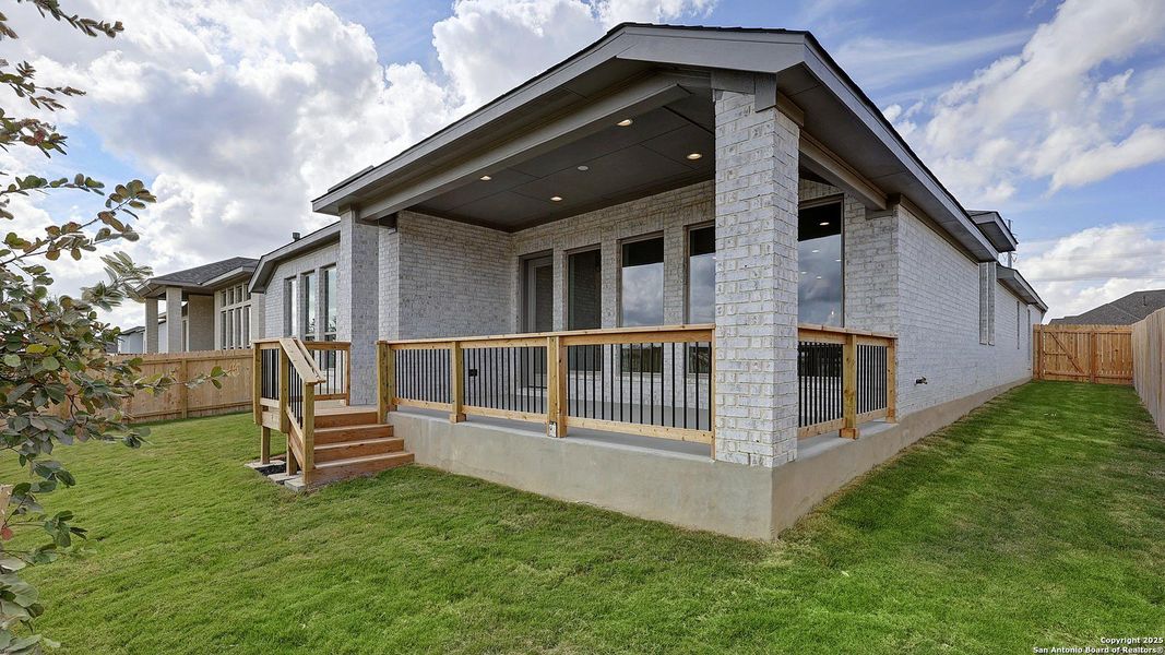 Exterior details and patio area of a home in Haby Hill 60', San Antonio (Image 3).