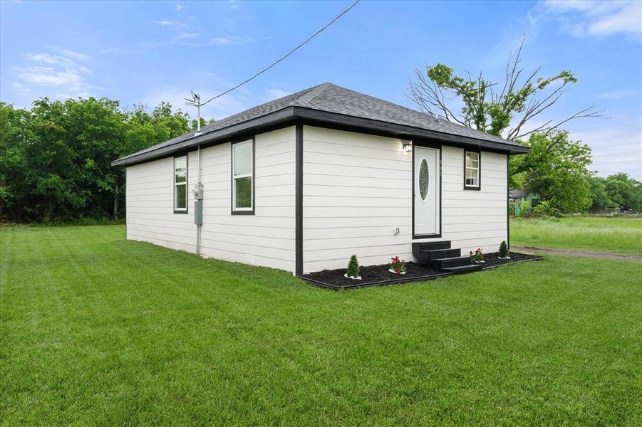 Exterior details and patio area of a home in , Dawson (Image 21).