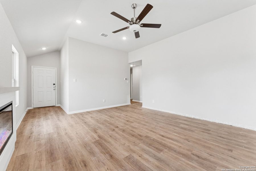 Spacious, unfurnished interior of a new home in Cinco Lakes, San Antonio (Image 8). Spacious, unfurnished interior of a new home in Cinco Lakes, San Antonio (Image 8).