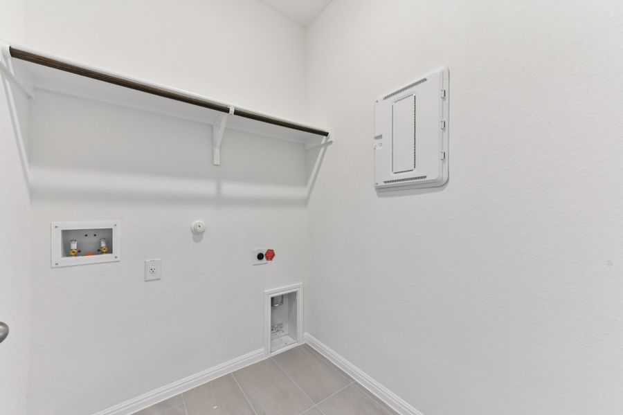 Spacious, unfurnished interior of a new home in Porter Country, Buda (Image 36).