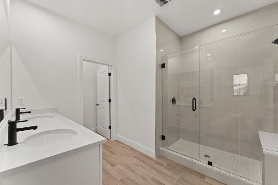 US_SEF_GLORIOSA_LOT 86_owners bath