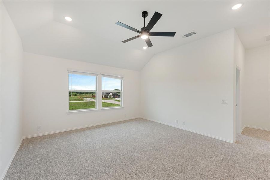 Spacious, unfurnished interior of a new home in East Oak Creek, Commerce (Image 39).