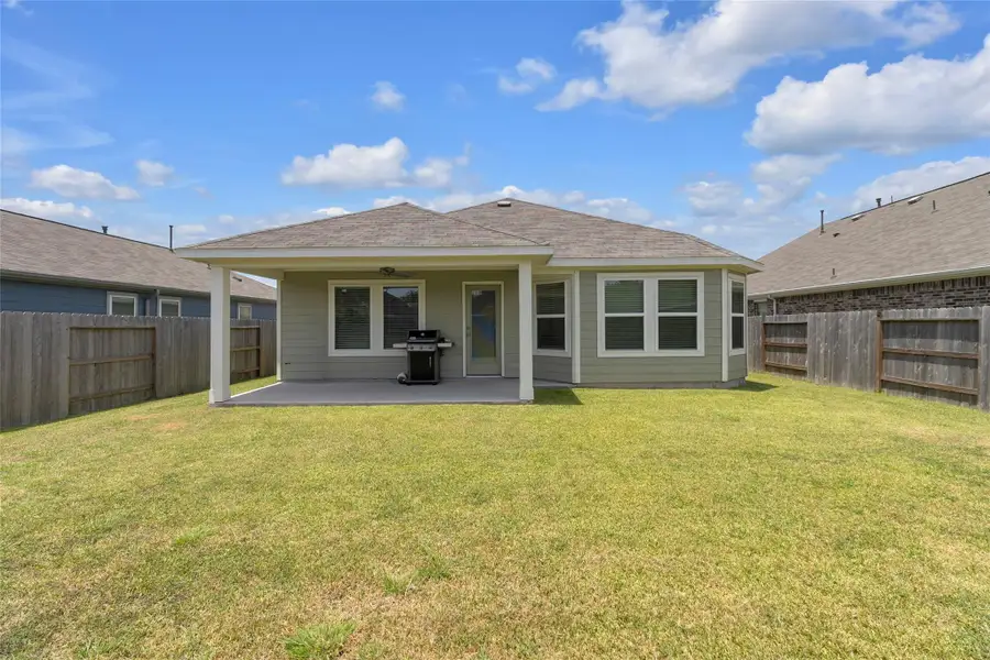 Exterior details and patio area of a home in Mustang Crossing, Alvin (Image 22).