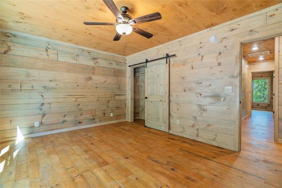 Spacious, unfurnished interior of a new home in , Cherry Log (Image 9).