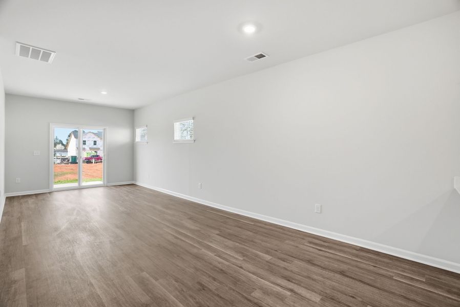 Spacious, unfurnished interior of a new home in Towns at Lake Greenwood, Greenwood (Image 12).