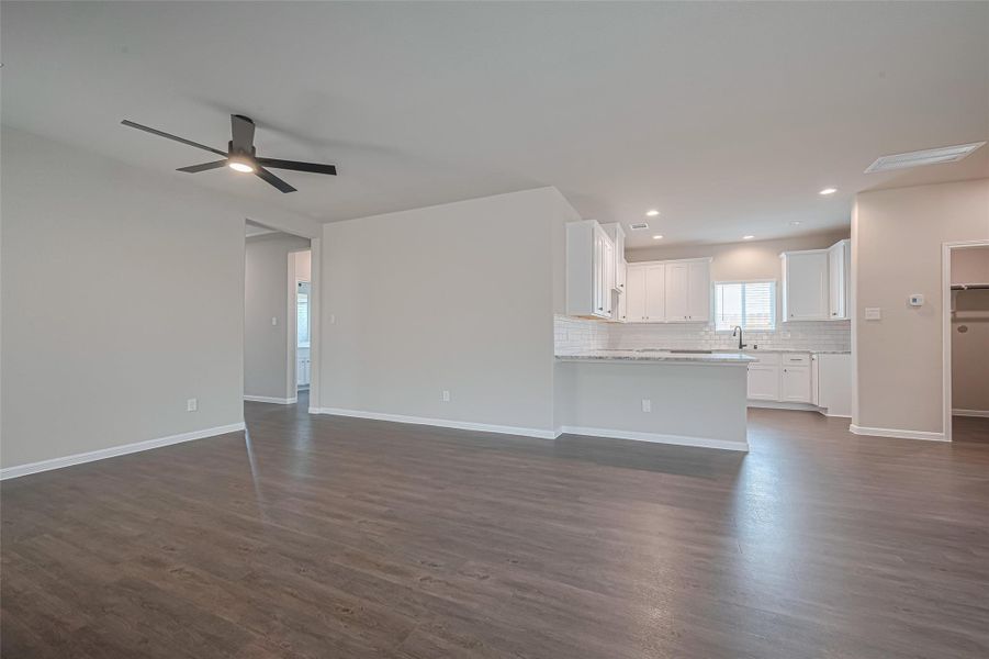 Spacious, unfurnished interior of a new home in La Segarra, Brookshire (Image 30).