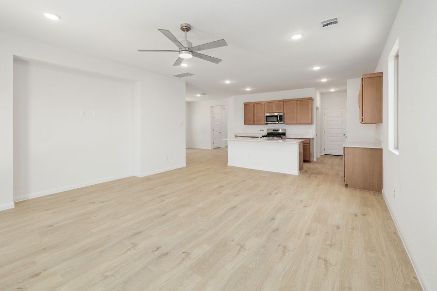 Spacious, unfurnished interior of a new home in Trinity Ranch, Elgin (Image 17).