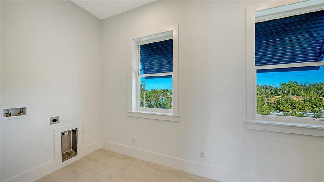 Spacious, unfurnished interior of a new home in , Sarasota (Image 21).