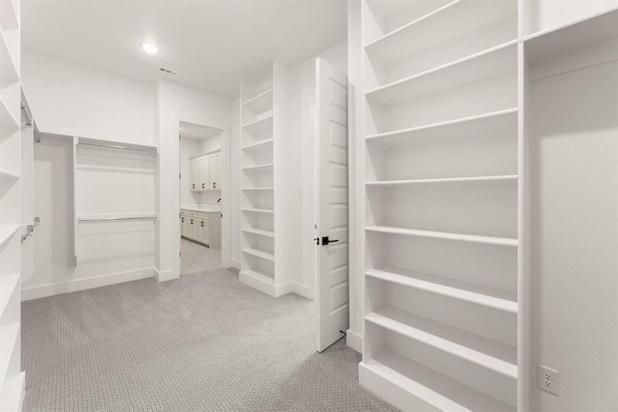 37. 521 Twilight - Closet