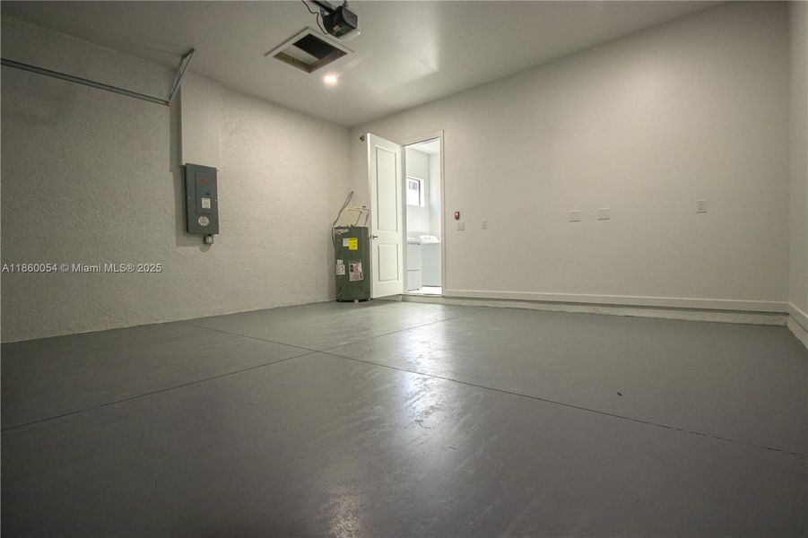 Spacious, unfurnished interior of a new home in , Lehigh Acres (Image 34).