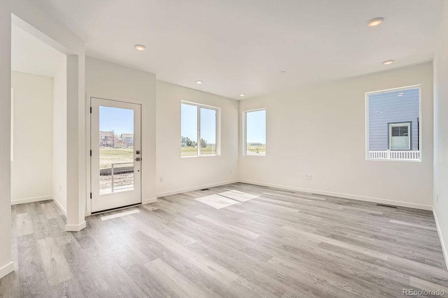 Spacious, unfurnished interior of a new home in Elevations at Murphy Creek, Aurora (Image 9).