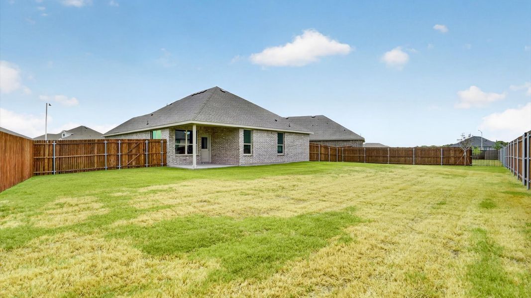 Exterior details and patio area of a home in Saratoga, Granbury (Image 4).