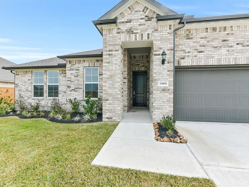Exterior details and patio area of a home in Lago Mar, Texas City (Image 3).
