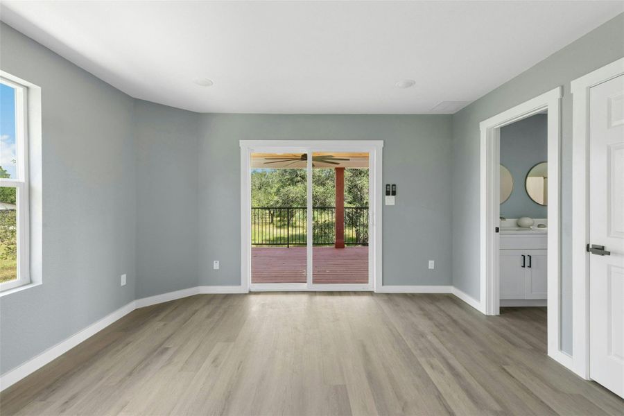Spacious, unfurnished interior of a new home in , Luling (Image 16).