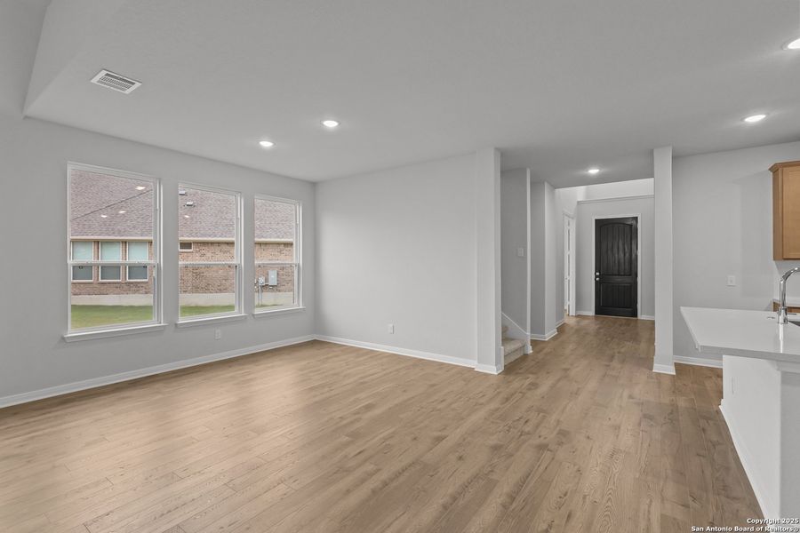 Spacious, unfurnished interior of a new home in Foxbrook, Cibolo (Image 27).