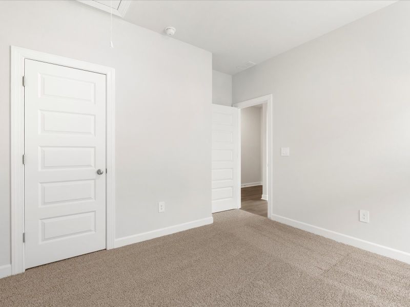 Spacious, unfurnished interior of a new home in Ashby Woods, Boiling Springs (Image 14).