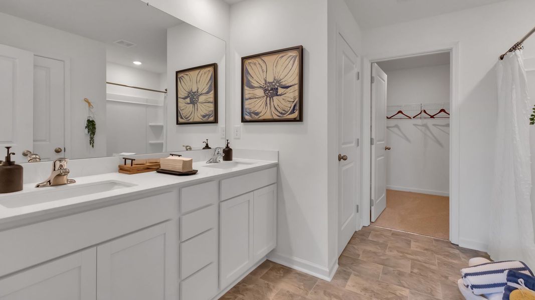 Representative furnished interior of a home built from the Penwell by D.R. Horton in Fairview Hills, Cleveland (Image 19).