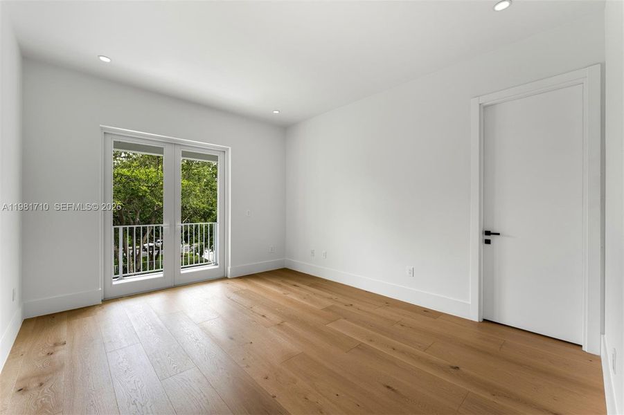 Spacious, unfurnished interior of a new home in , Palmetto Bay (Image 21).