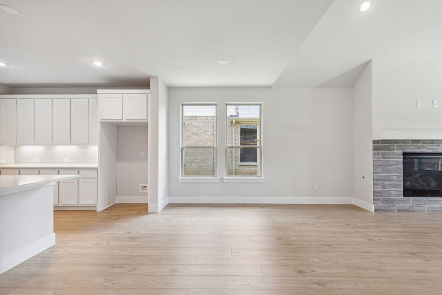 Spacious, unfurnished interior of a new home in Dove Hollow, Waxahachie (Image 16).