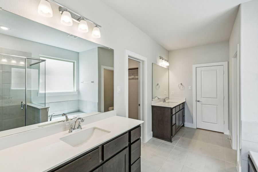 Furnished interior view inside a new home in Dove Hollow, Waxahachie (Image 8).