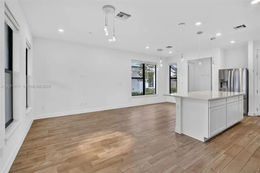 Spacious, unfurnished interior of a new home in , Plantation (Image 16).