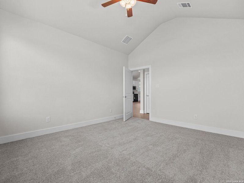 Spacious, unfurnished interior of a new home in Westridge, San Antonio (Image 16).
