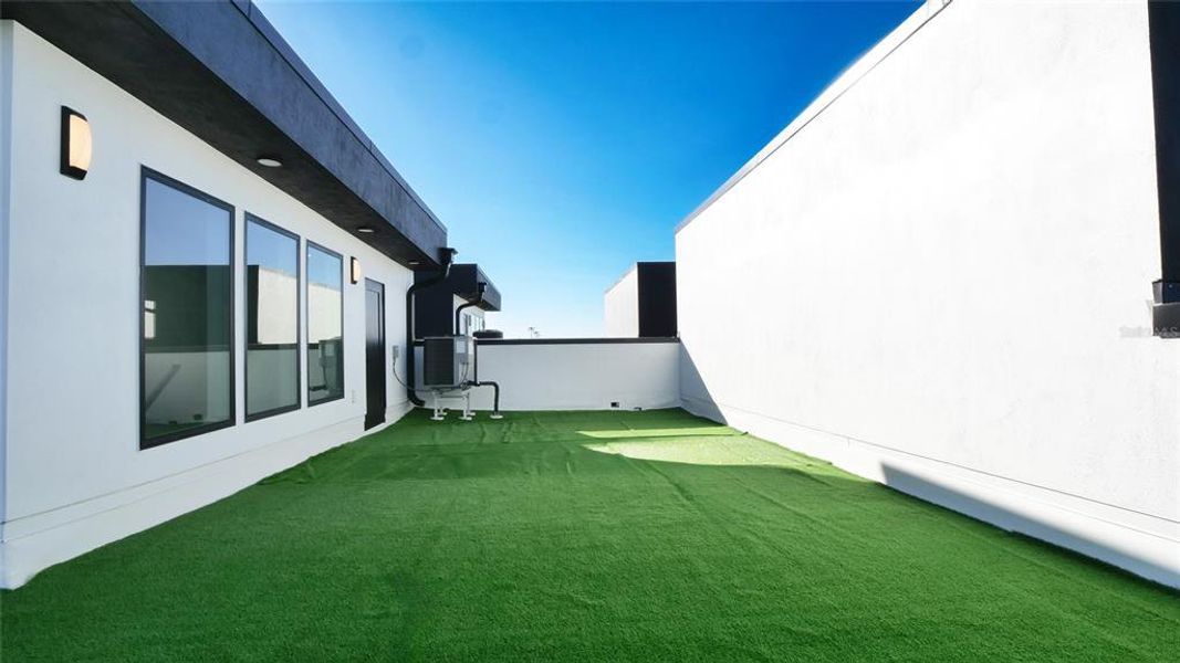 Exterior details and patio area of a home in , St. Petersburg (Image 30).