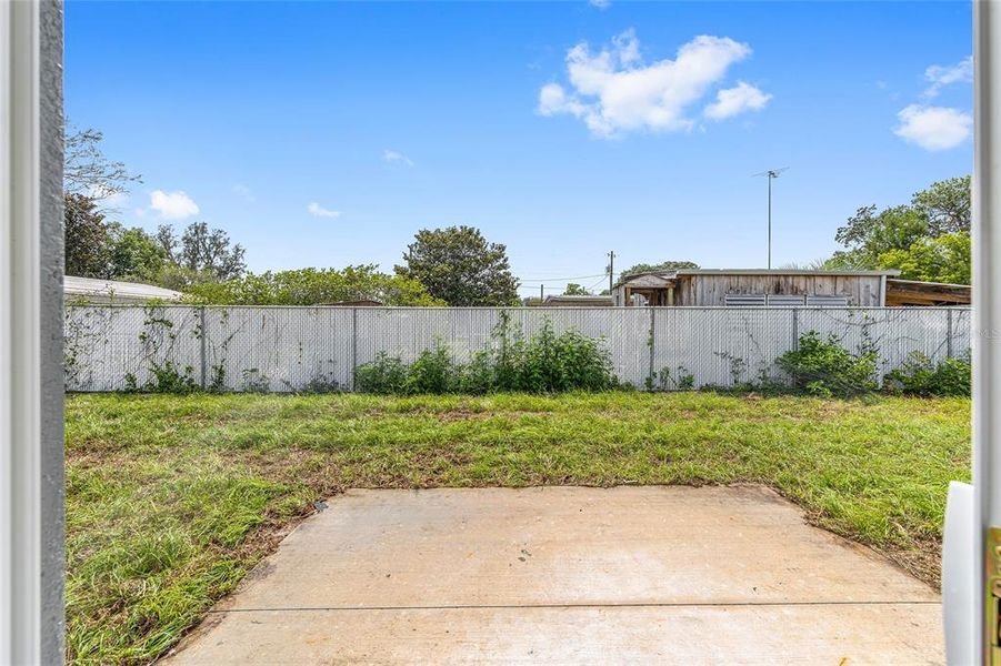 Exterior details and patio area of a home in , Dunnellon (Image 3).
