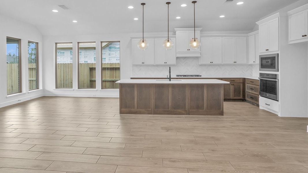Spacious, unfurnished interior of a new home in Evergreen, Conroe (Image 23).