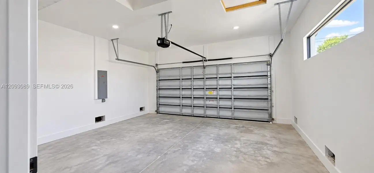 Spacious, unfurnished interior of a new home in , Cape Coral (Image 20).
