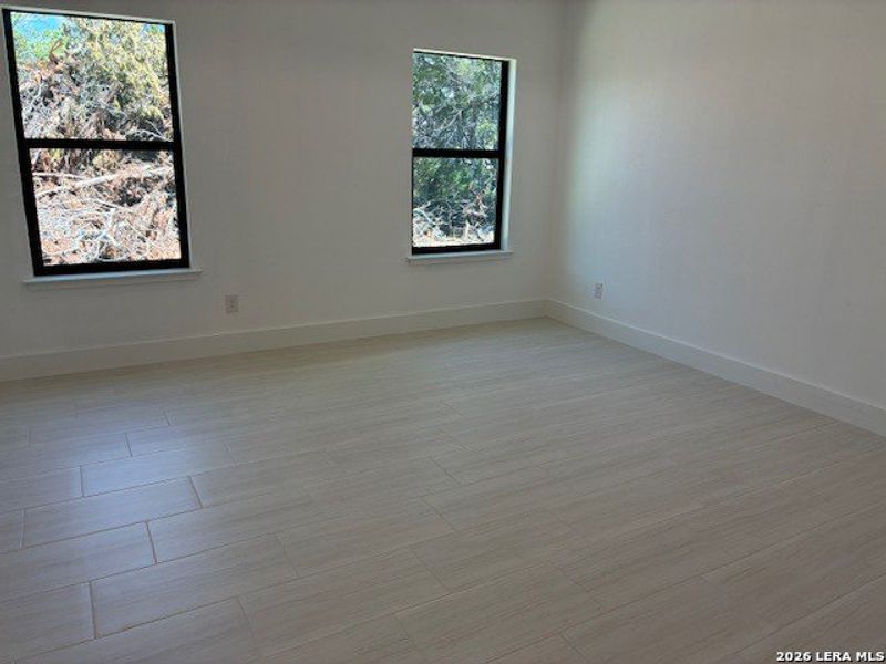Spacious, unfurnished interior of a new home in , Canyon Lake (Image 11).
