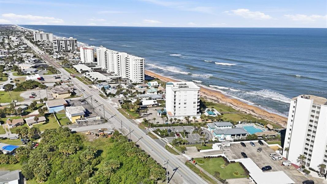 Condo located in Daytona Beach, FL showcasing its design and architecture (Image 46).
