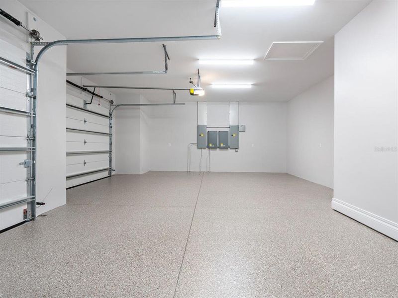 Spacious, unfurnished interior of a new home in , Sarasota (Image 20).