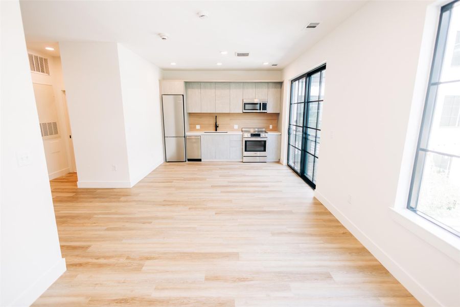 Spacious, unfurnished interior of a new home in Congress Lofts Saint Elmo, Austin (Image 6).