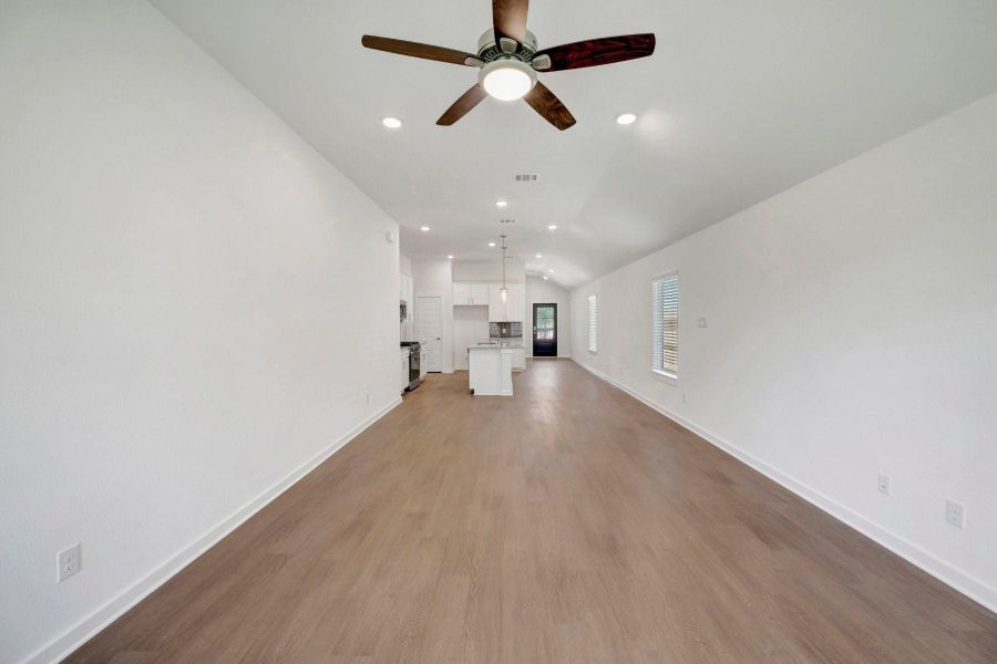 Spacious, unfurnished interior of a new home in Summerview, Fulshear (Image 31).