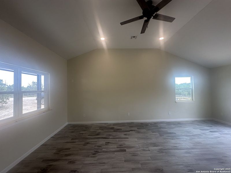 Spacious, unfurnished interior of a new home in , Bandera (Image 11).