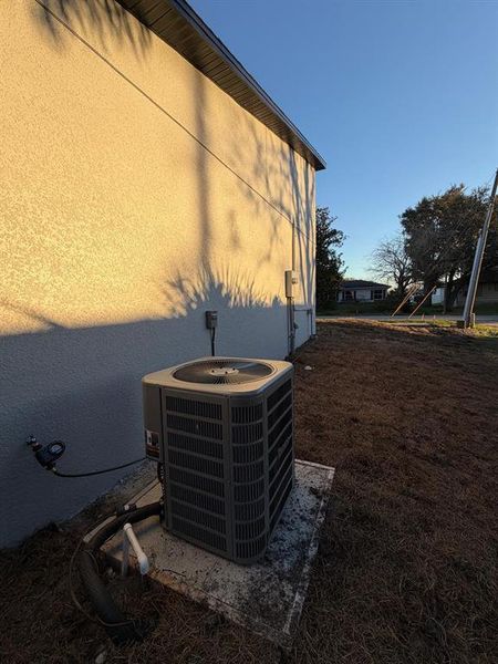 Exterior details and patio area of a home in , Winter Garden (Image 4).