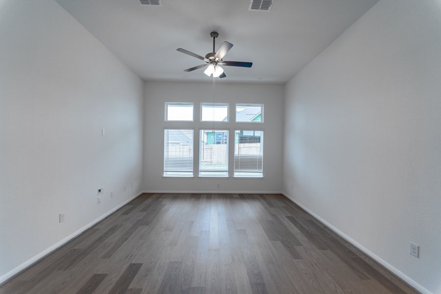 Spacious, unfurnished interior of a new home in Sunfield, Buda (Image 11).