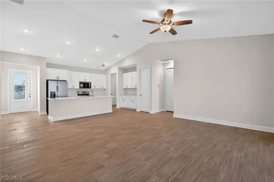 Spacious, unfurnished interior of a new home in Cape Coral, Cape Coral (Image 17).