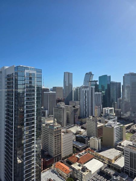 Condo located in Miami, FL showcasing its design and architecture (Image 27).