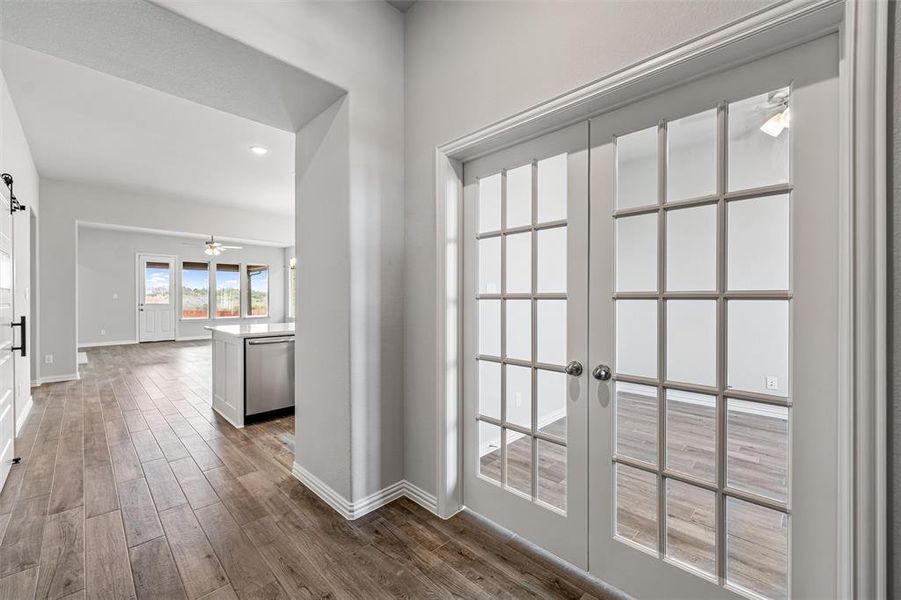 Spacious, unfurnished interior of a new home in Waterford Park, Weatherford (Image 27).