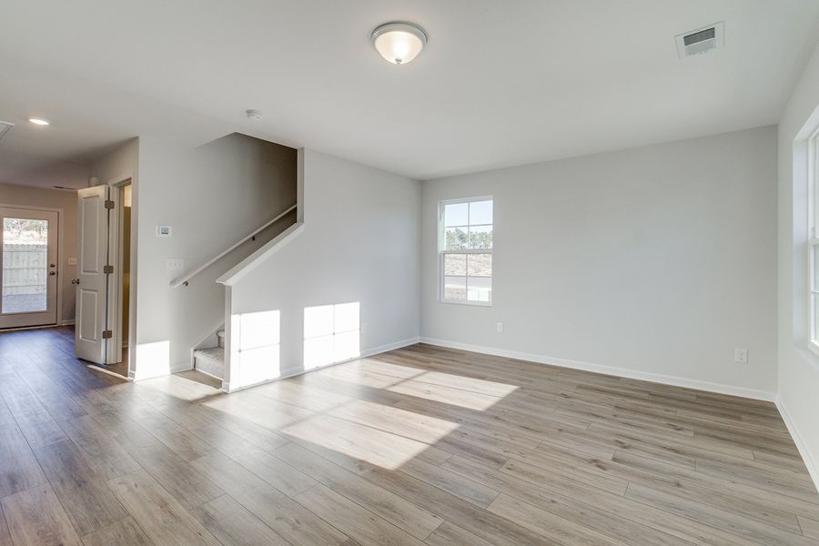 Spacious, unfurnished interior of a new home in Astoria, Columbia (Image 13).