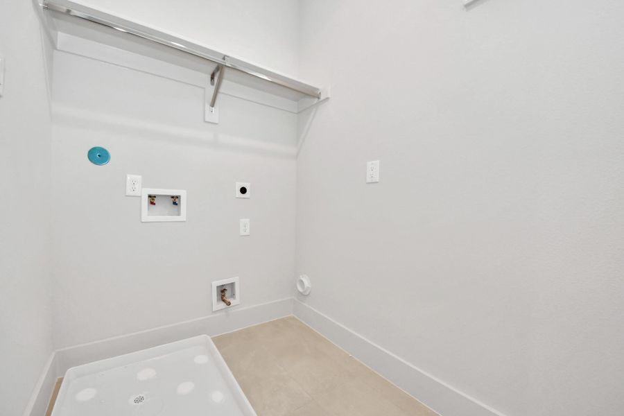 Spacious, unfurnished interior of a new home in Alicante, Houston (Image 20).