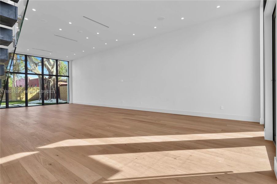 Spacious, unfurnished interior of a new home in , Miami (Image 28).