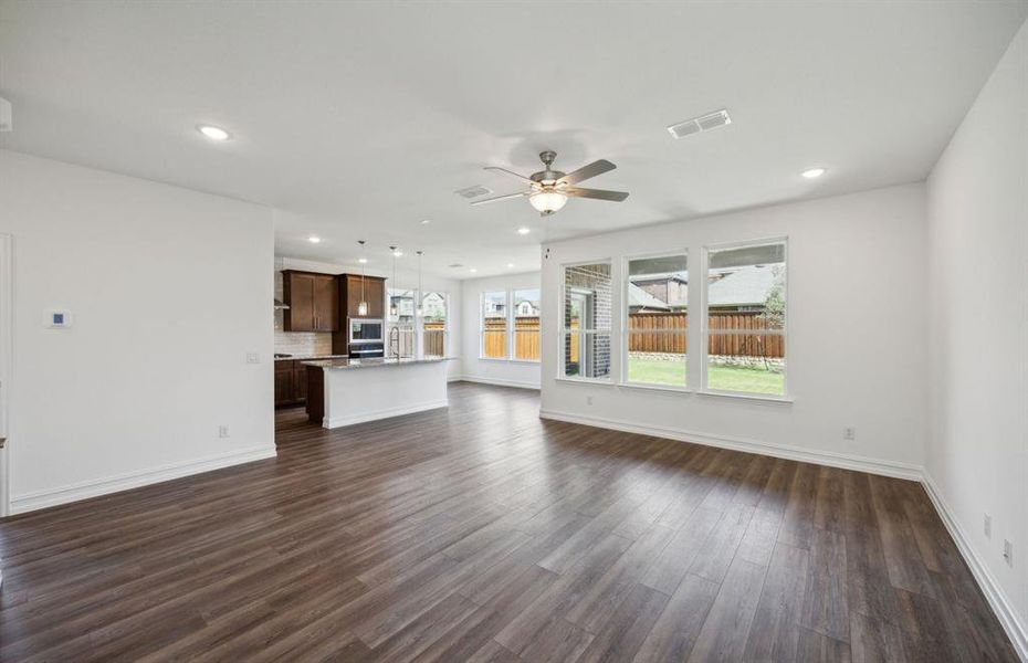 Airy gathering room*real home pictured