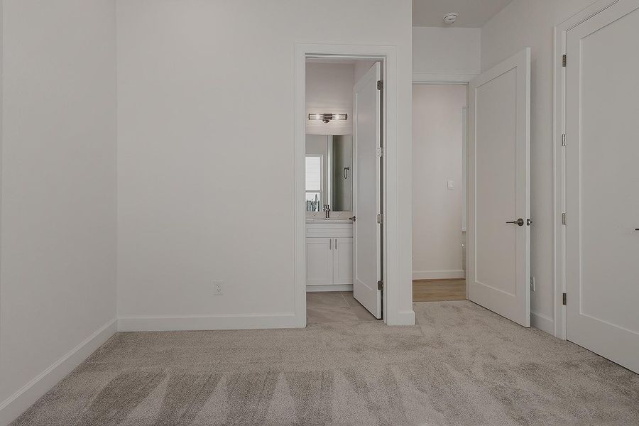 Spacious, unfurnished interior of a new home in Lake Breeze, Willis (Image 24).