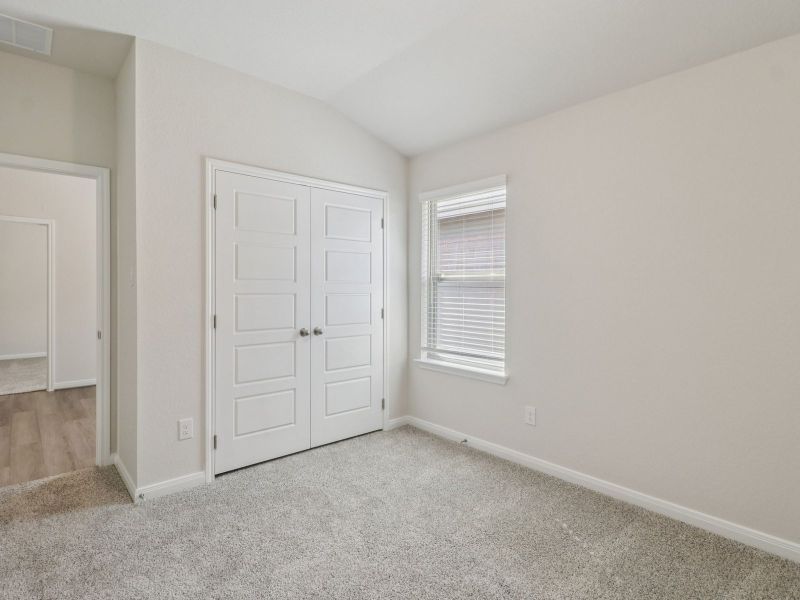 Spacious, unfurnished interior of a new home in Thomas Pond, San Antonio (Image 21).