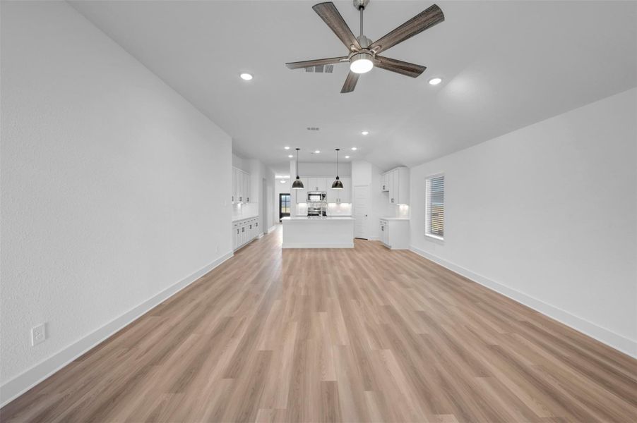 Spacious, unfurnished interior of a new home in Lone Star Landing, Montgomery (Image 34).