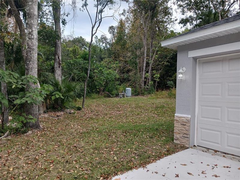 Exterior details and patio area of a home in , De Leon Springs (Image 2).