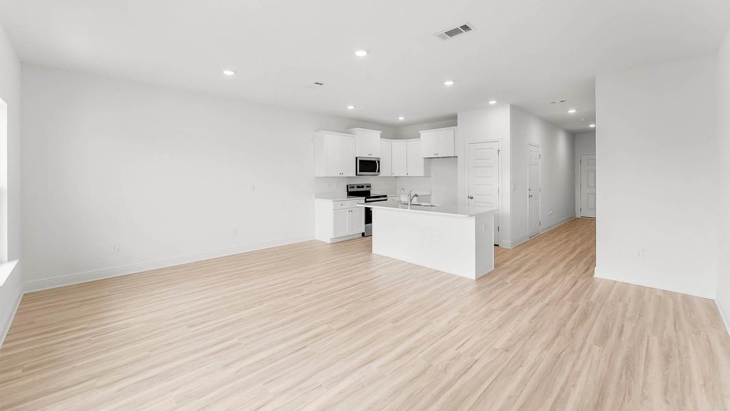 Spacious, unfurnished interior of a new home in Chateau Nemours, Port Saint Joe (Image 16).